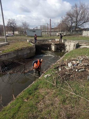 В Харькове проводятся работы по очистке систем ливневой канализации.